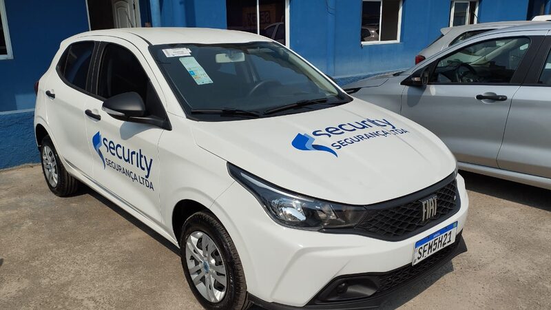Carro de empresa após aplicação de adesivos de recorte