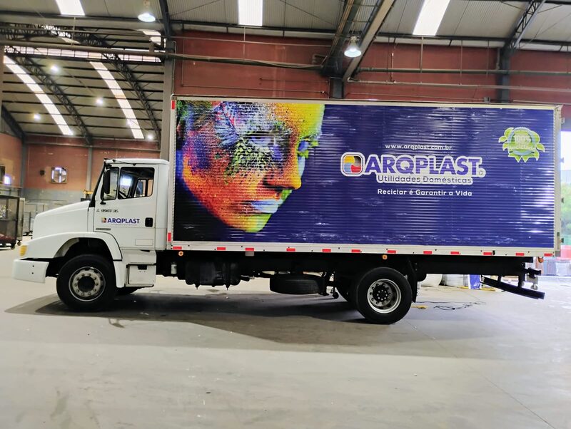 Caminhão envelopado com identidade visual corporativa