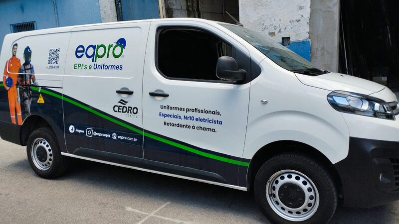 Veículo corporativo envelopado com detalhes gráficos