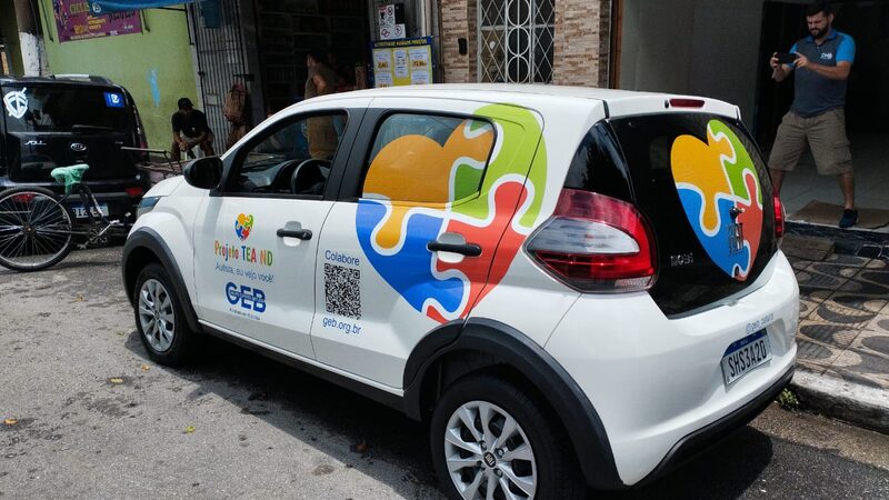 Carro comercial com envelopamento parcial nas laterais
