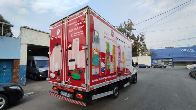Caminhão com envelopamento colorido em toda a extensão do baú