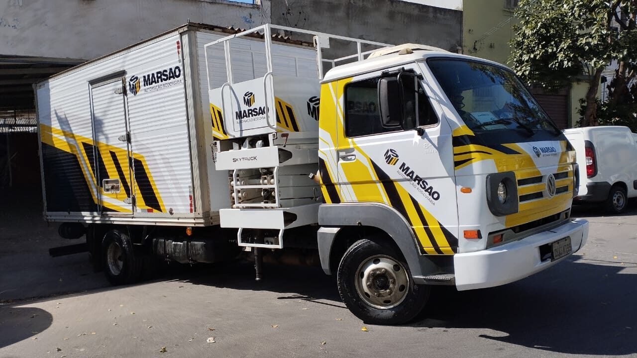 Dois caminhões da mesma frota envelopados com a mesma identidade visual, lado a lado