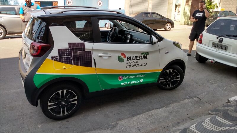 Carro comercial identificado com a marca da empresa