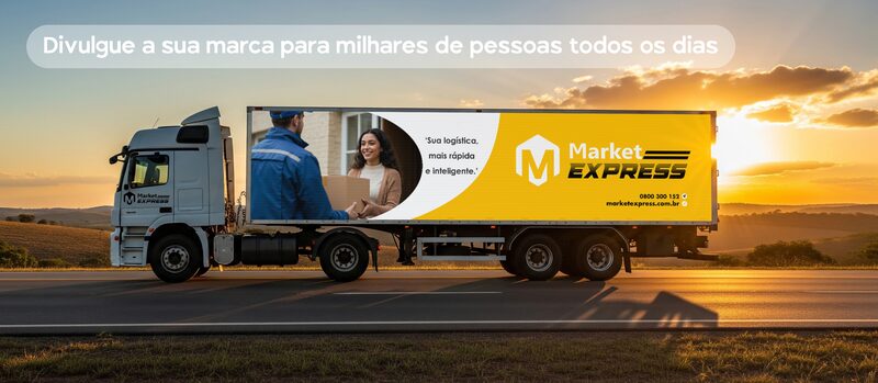 Caminhão baú envelopado circulando em rodovia